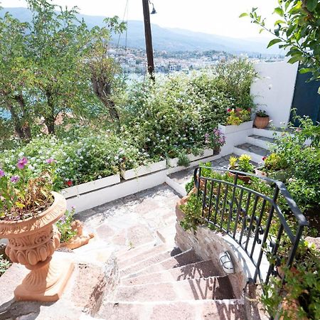 Traditional House Under The Clock Tower With Sweet View Poros Town Luaran gambar