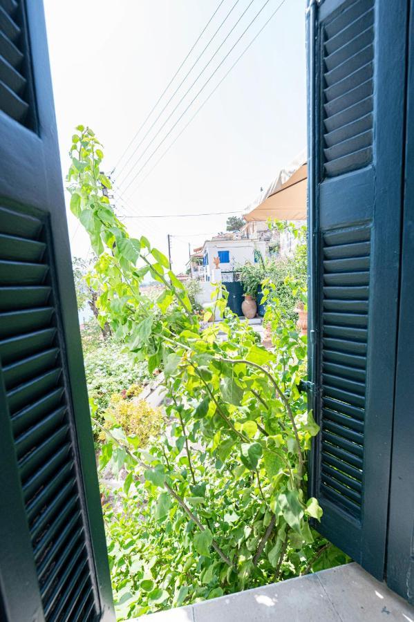 Traditional House Under The Clock Tower With Sweet View Poros Town Luaran gambar