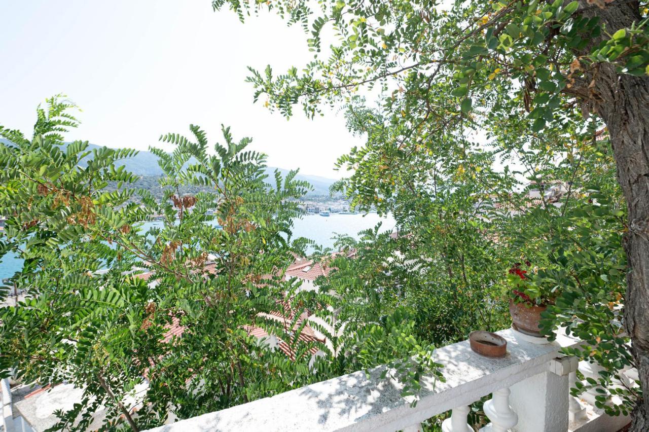 Traditional House Under The Clock Tower With Sweet View Poros Town Luaran gambar