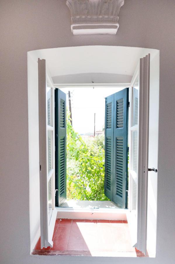 Traditional House Under The Clock Tower With Sweet View Poros Town Luaran gambar
