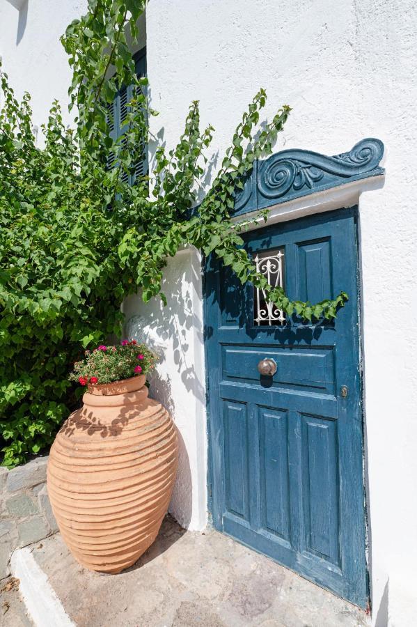 Traditional House Under The Clock Tower With Sweet View Poros Town Luaran gambar