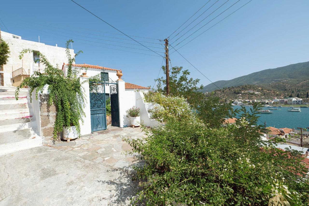 Traditional House Under The Clock Tower With Sweet View Poros Town Luaran gambar