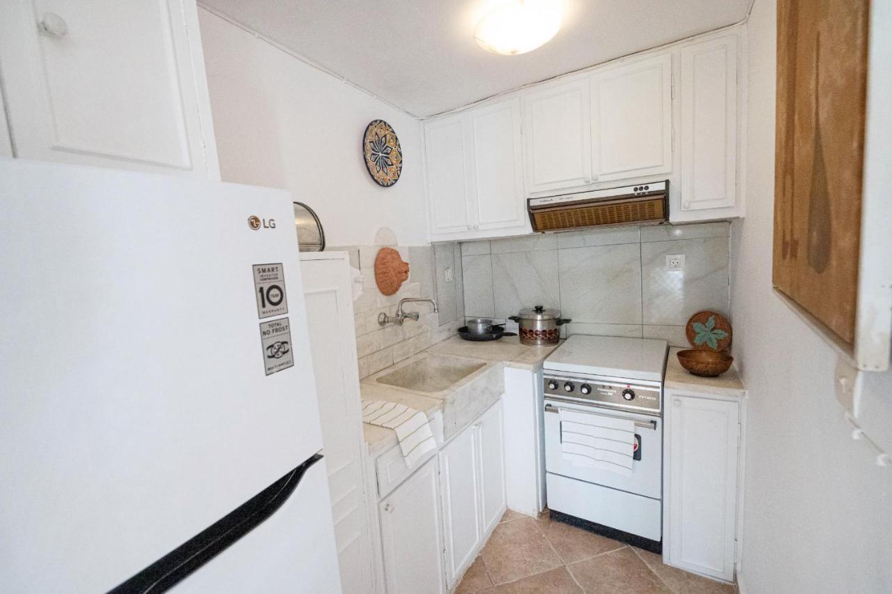 Traditional House Under The Clock Tower With Sweet View Poros Town Luaran gambar