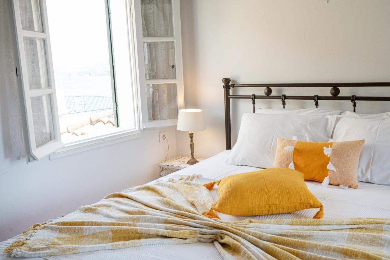 Traditional House Under The Clock Tower With Sweet View Poros Town Luaran gambar