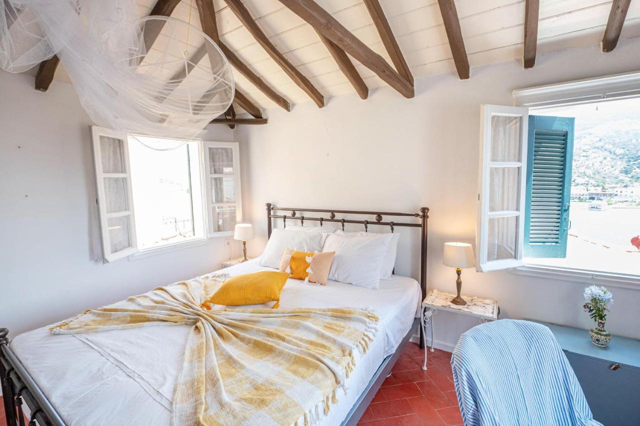Traditional House Under The Clock Tower With Sweet View Poros Town Luaran gambar
