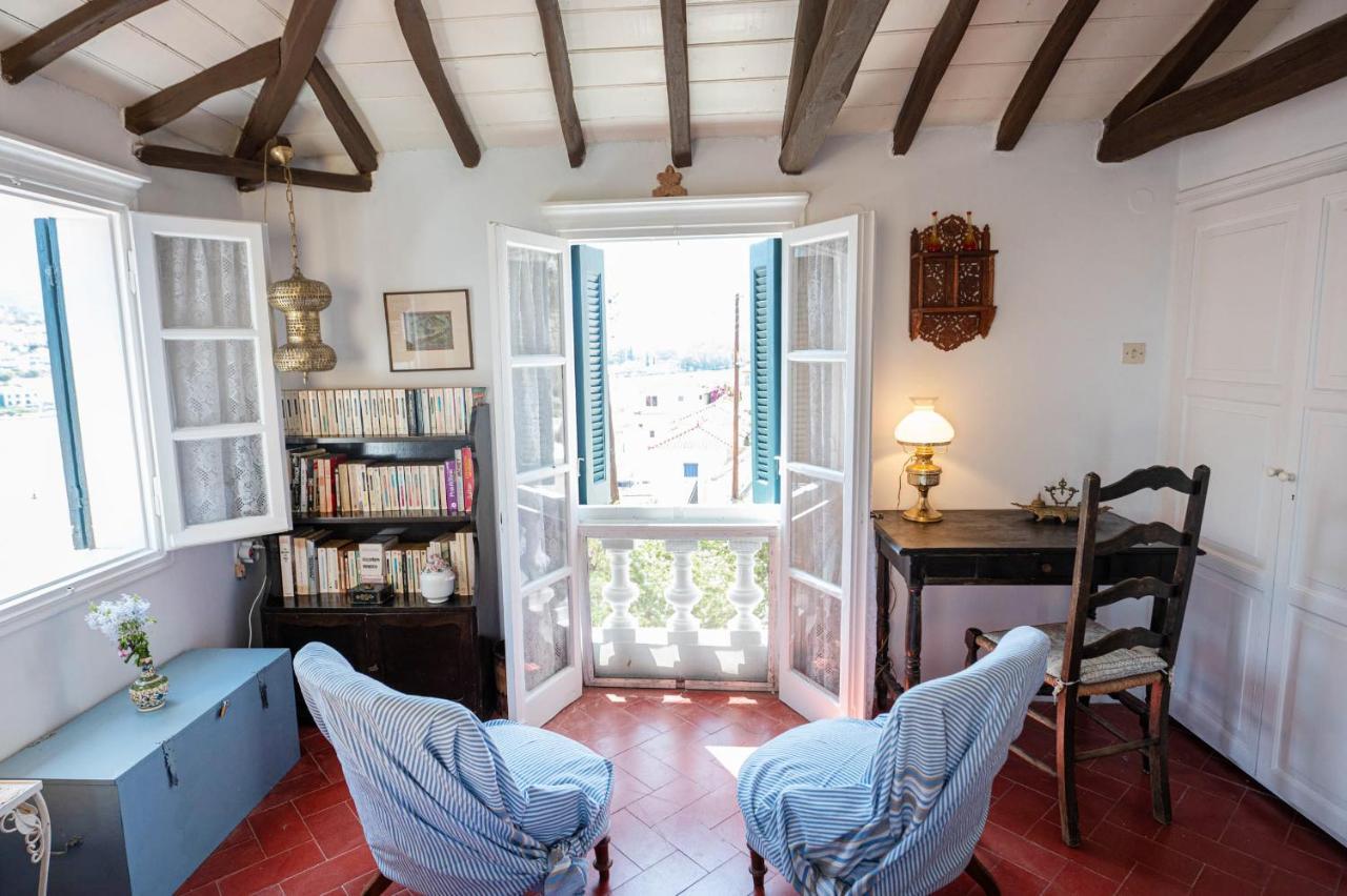 Traditional House Under The Clock Tower With Sweet View Poros Town Luaran gambar