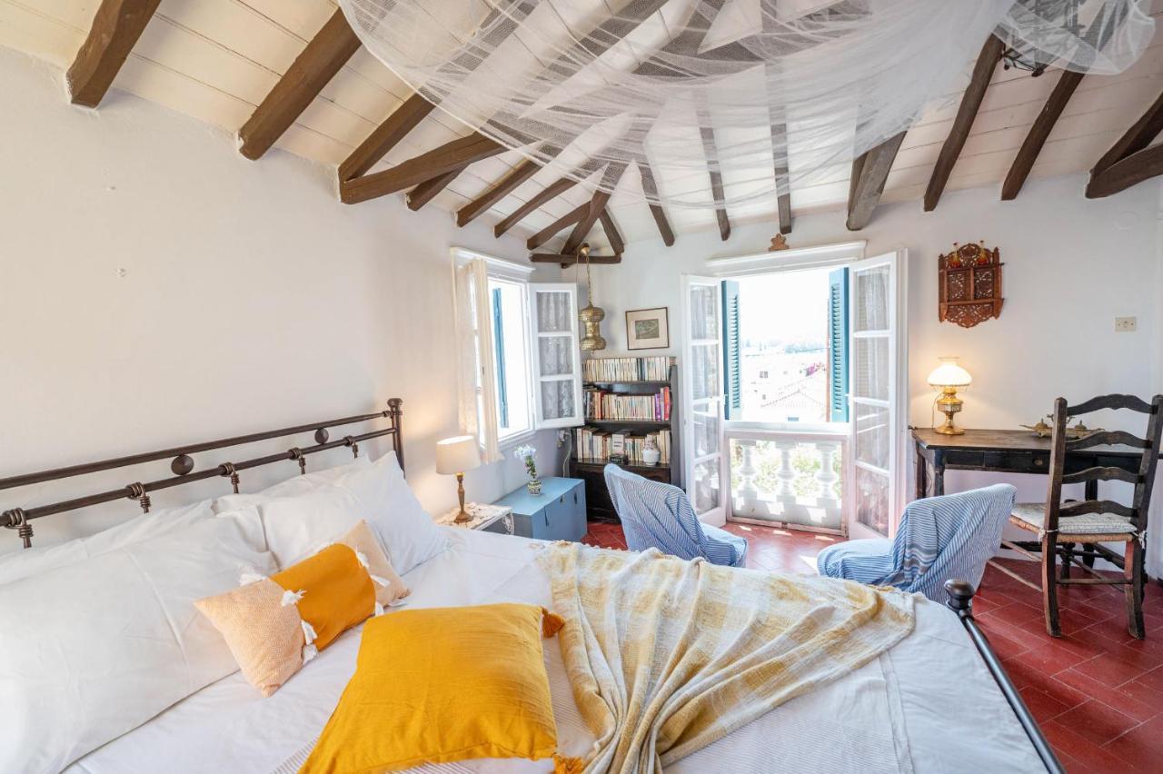 Traditional House Under The Clock Tower With Sweet View Poros Town Luaran gambar