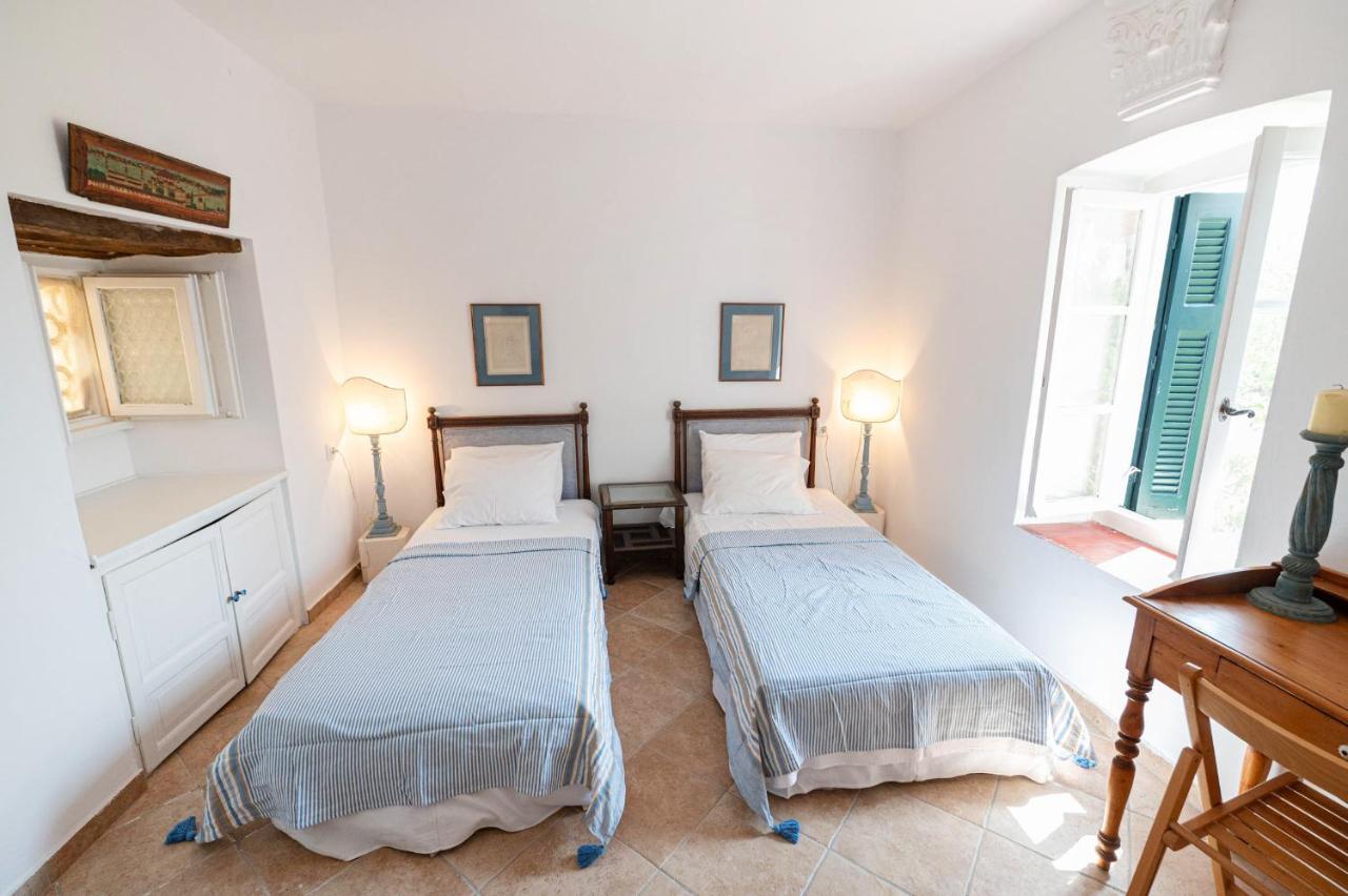 Traditional House Under The Clock Tower With Sweet View Poros Town Luaran gambar