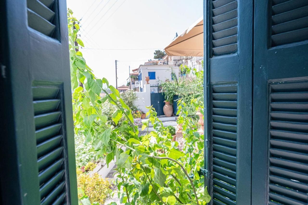 Traditional House Under The Clock Tower With Sweet View Poros Town Luaran gambar