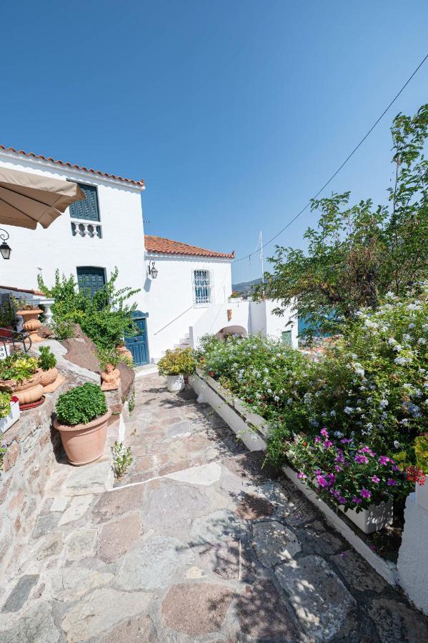 Traditional House Under The Clock Tower With Sweet View Poros Town Luaran gambar