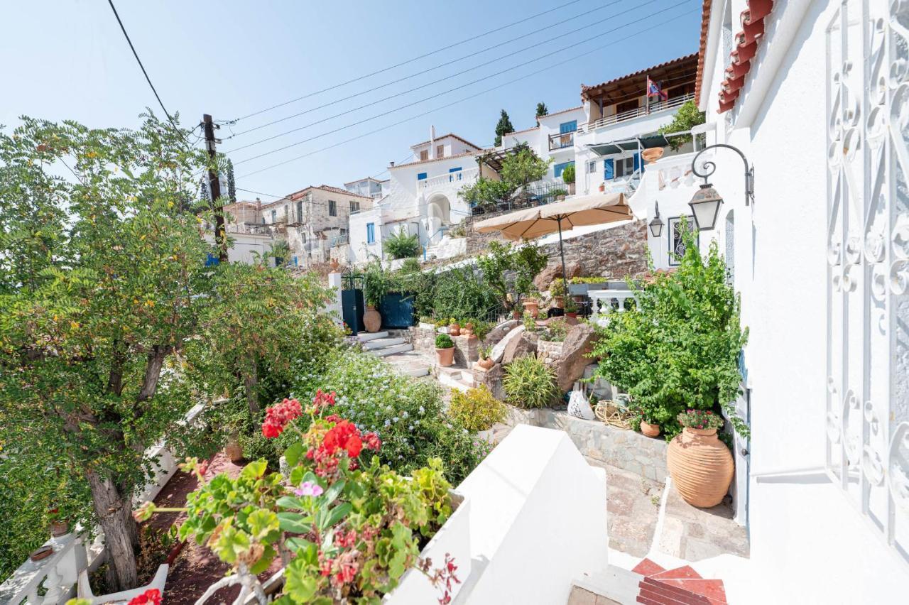 Traditional House Under The Clock Tower With Sweet View Poros Town Luaran gambar