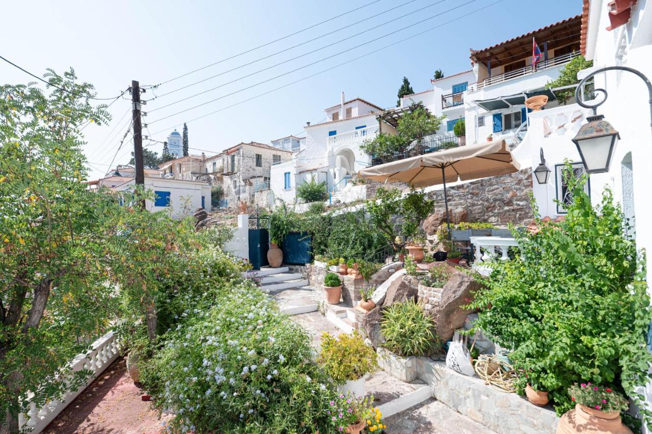 Traditional House Under The Clock Tower With Sweet View Poros Town Luaran gambar