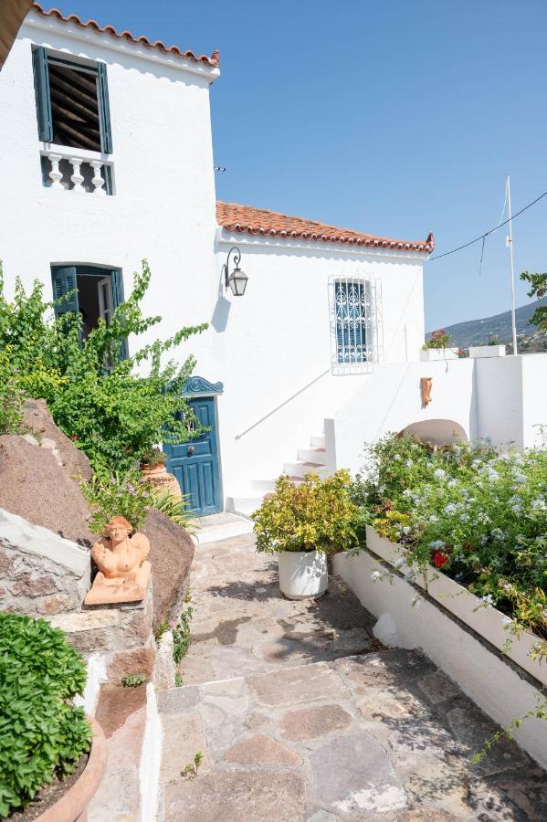 Traditional House Under The Clock Tower With Sweet View Poros Town Luaran gambar