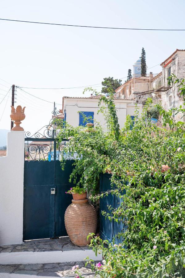 Traditional House Under The Clock Tower With Sweet View Poros Town Luaran gambar