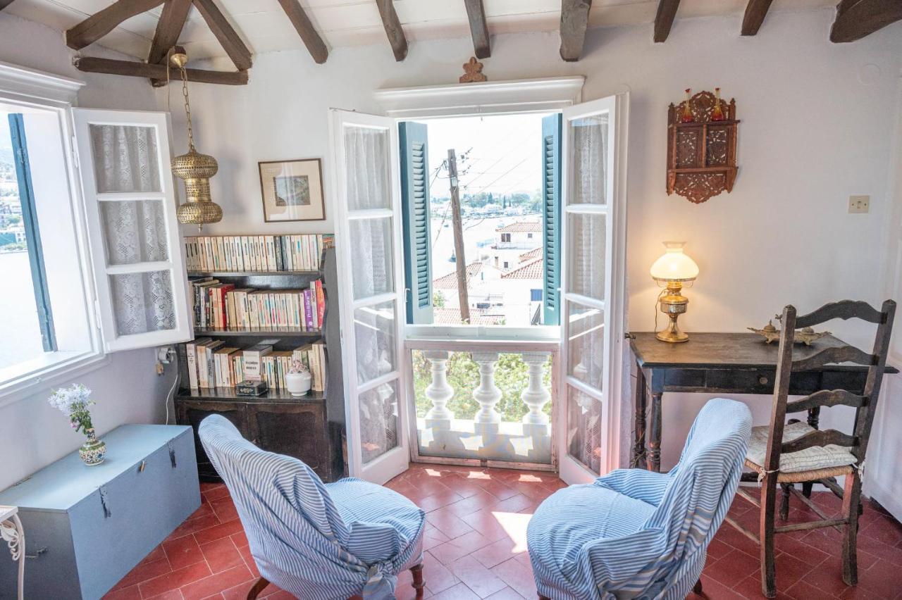 Traditional House Under The Clock Tower With Sweet View Poros Town Luaran gambar