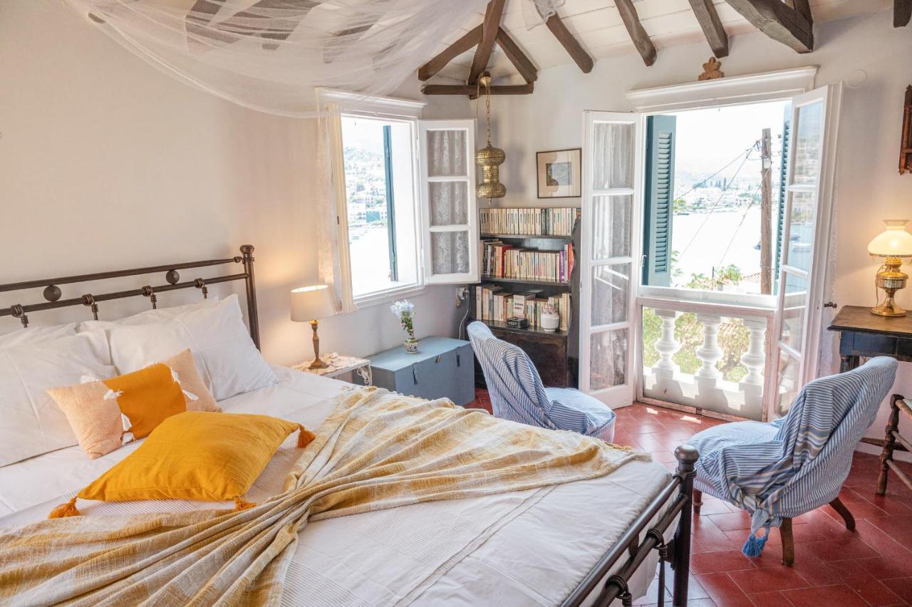 Traditional House Under The Clock Tower With Sweet View Poros Town Luaran gambar