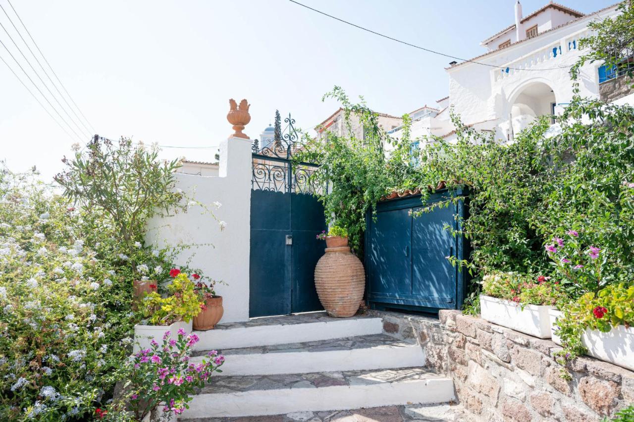 Traditional House Under The Clock Tower With Sweet View Poros Town Luaran gambar